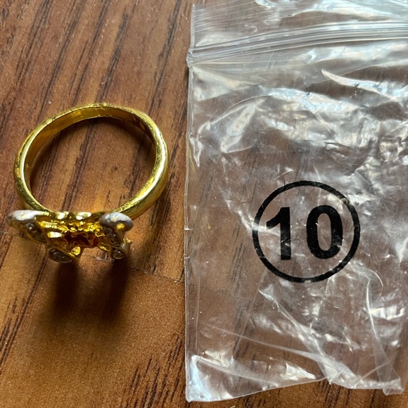 Gold color size 10 butterfly ring with rhinestones new in package - Picture 3 of 5